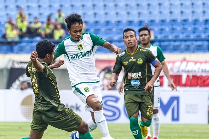 Gelandang Persebaya, Muhammad Hidayat, berebut bola dengan pemain Tira-Persikabo di Piala Presiden 2019.