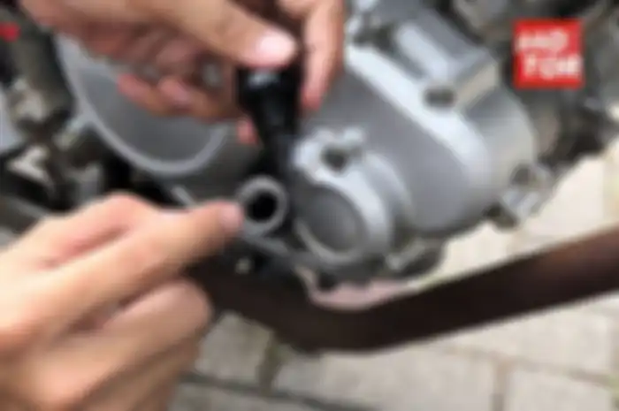 Perhatikan garis batas ketinggian oli