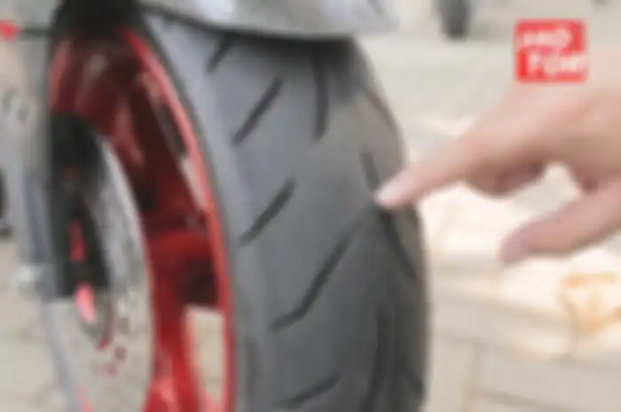 Kembangan ban motor jadi patokan ban aus