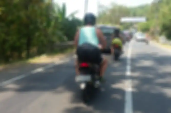 Aksi Nekad 2 Bule Ngebut Di Jalan Raya