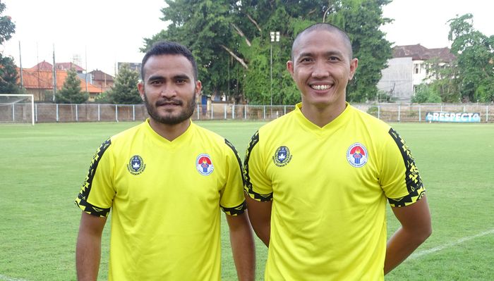 Pemain Barito Putera, Rizky Pora (kiri) dan Aditya Harlan (kanan), saat mengikuti kursus pelatih Lisensi C PSSI di Bali pada 1-16 November 2020.