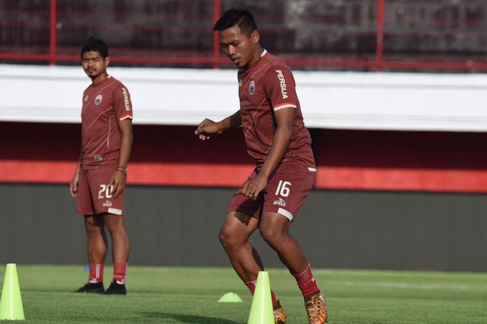 Pemain Persija Jakarta, Tony Sucipto pada saat jalani official training di Stadion Kapten I Wayan Dipta, Gianyar, Bali, Kamis (25/4/2019).