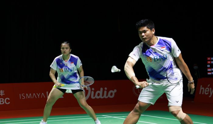 Pasangan ganda campuran Indonesia, Praveen Jordan/Melati Deva Oktavianti saat menghadapi Tang Chun Man/Tse Ying Suet (Hong Kong) pada babak penyisihan grup BWF World Tour Finals 2021 di Bali International Covention Centre, Nusa Dua, Bali, Jumat (3/12/2021).