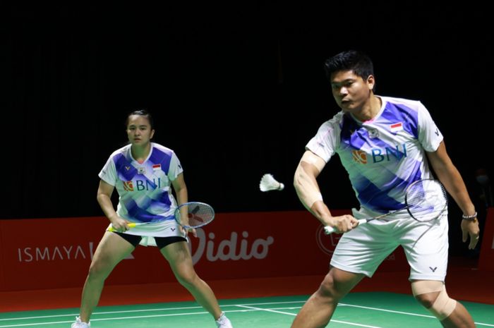 Pasangan ganda campuran Indonesia, Praveen Jordan/Melati Deva Oktavianti saat menghadapi Tang Chun Man/Tse Ying Suet (Hong Kong) pada babak penyisihan grup BWF World Tour Finals 2021 di Bali International Covention Centre, Nusa Dua, Bali, Jumat (3/12/2021).