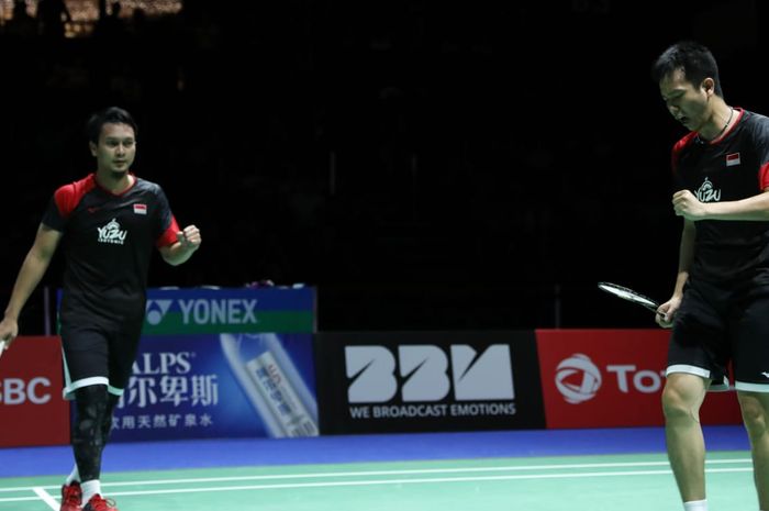 Pasangan ganda putra Indonesia, Mohammad Ahsan/Hendra Setiawan, bereaksi setelah memastikan diri ke final Kejuaraan Dunia 2019 di St Jakobshalle, Basel, Swiss, Sabtu (24/8/2019).