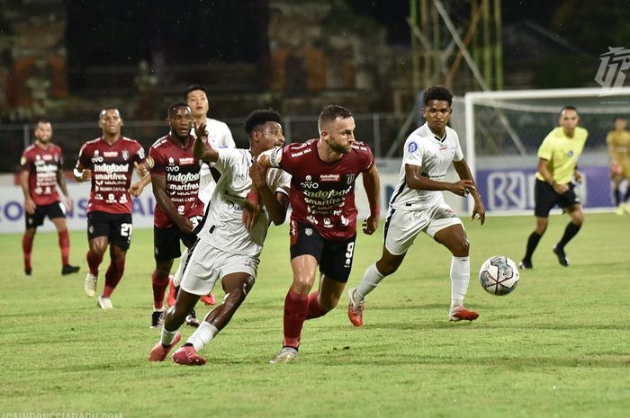 Penyerang Bali United, Ilija Spasojevic saat mengiring bola dalam laga melawan Persipura Jayapura pada laga pekan ke-27 Liga 1 2021/2022, di Stadion I Gusti Ngurah Rai, Denpasar, Bali, Kamis (24/2/2022)