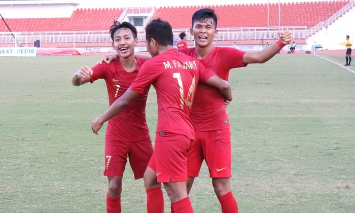 Pemain-pemain timnas U-18 Indonesia, Fajar Fatchur Rachman, Beckham Putra Nugraha, Sultan Diego Zico ke gawang timnas U-18 Myanmar, di Stadion Thong Nhat, Vietnam, Senin (19/8/2019).