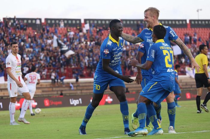 Para pemain Persib Bandung merayakan gol yang dicetak Ezechiel N'Douassel ke gawang Persija Jakarta dalam lanjutan Liga 1 2019 di Stadion Kapten I Wayan Dipta, Gianyar, Bali, Senin (28/10/2019).