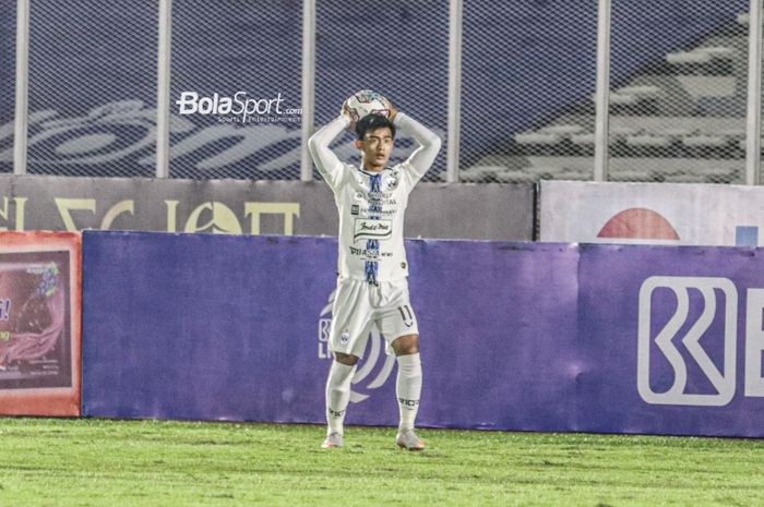 Bek sayap kiri PSIS Semarang, Pratama Arhan, nampak akan melakukan lemparan ke dalam saat laga pekan keempat Liga 1 2021 di Stadion Madya, Senayan, Jakarta,  25 September 2021.