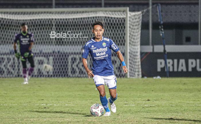 Gelandang Persib Bandung, Beckham Putra Nugraha, sedang menguasai bola dalam laga pekan keempat Liga 1 2021 di Stadion Indomilk Arena, Tangerang, Banten, 23 September 2021.