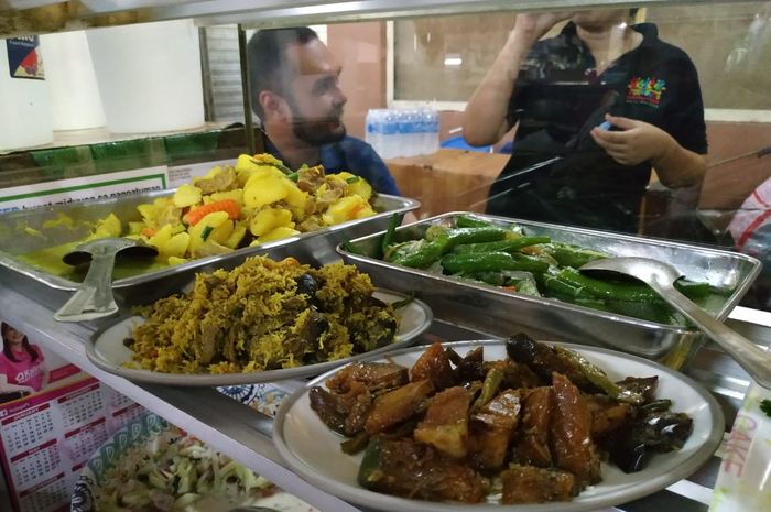 Ilustrasi. Porsi nasi warteg dikurangi imbas kenaikan harga sembako beras.