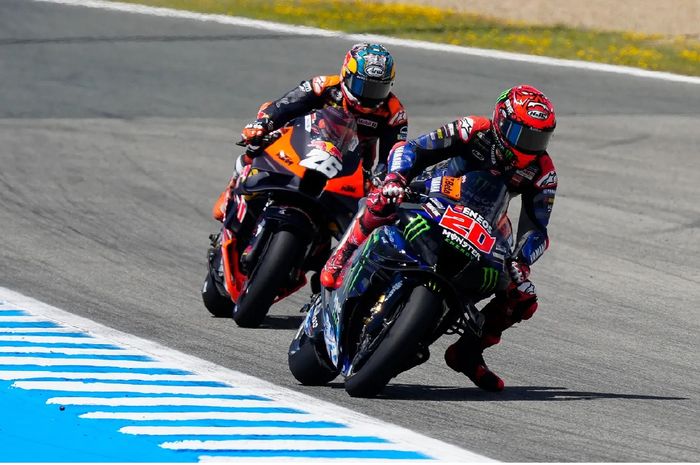 Pembalap Monster Energy Yamaha, Fabio Quartararo dan pembalap wild card KTM, Dani Pedrosa pada Sprint MotoGP Spanyol 2024, Sabtu, 27 April 2024