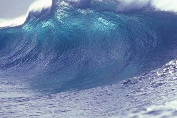 Tsunami tak hanya di laut. Ternyata tsunami danau juga ada, dan bisa sama dahsyatnya. 