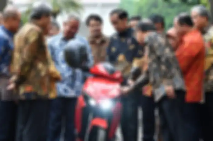 Presiden Jokowi jajal Motor Listrik Gesits di Istana