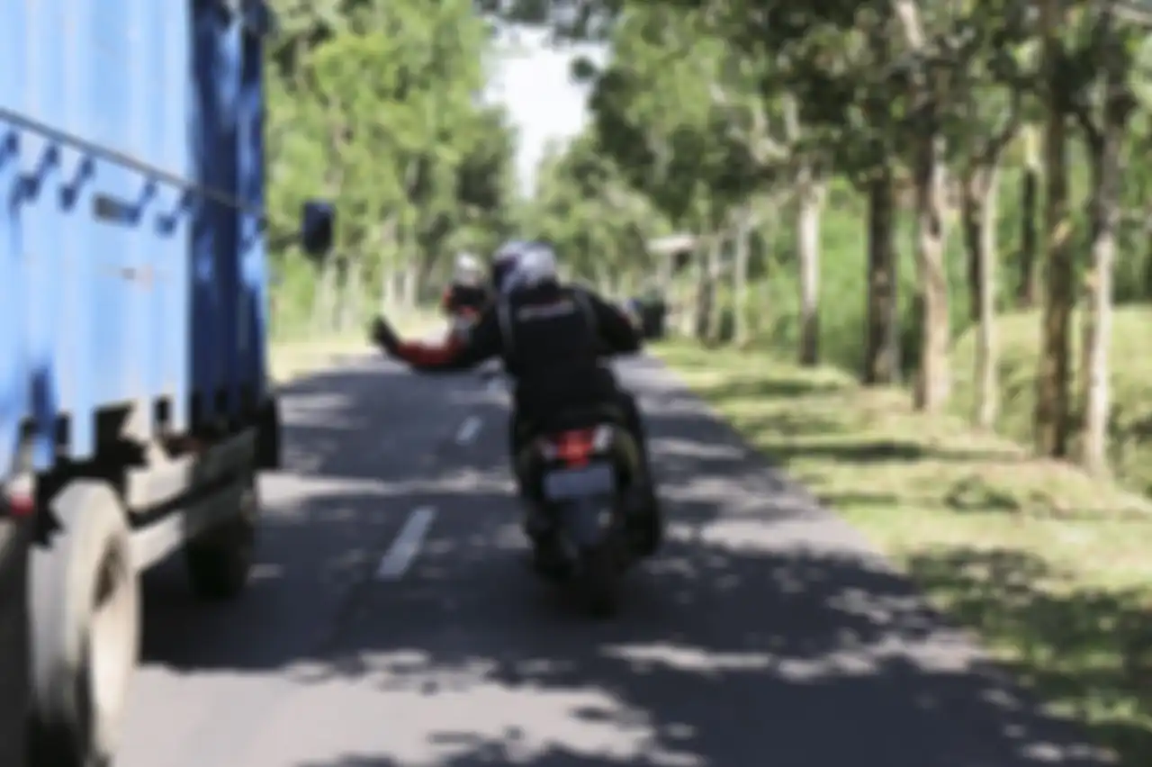 Akselerasi jadi kunci rider pede saat menyalip selama perjalanan