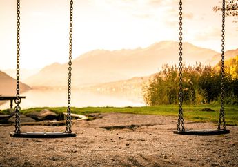 5 Arti Mimpi Bermain Ayunan Bersama Pacar, Ternyata Jadi Pertanda Merasakan Hubungan yang Seperti Ini, Simak Penjelasannya