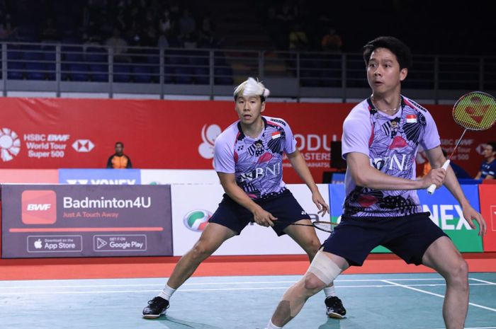 Ganda putra Indonesia, Marcus Fernaldi Gideon/Kevin Sanjaya Sukamuljo berpose usai memenangkan babak kedua Malaysia Masters 2023, Kamis (25/5/2023)