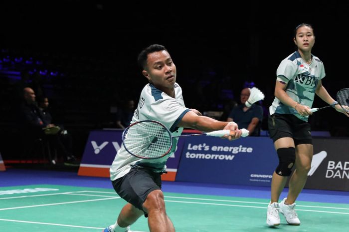 Ganda campuran Indonesia, Rehan Naufal Kusharjanto/Lisa Ayu Kusumawati, saat tampil pada babak pertama Denmark Open 2023 di Jyske Bank Arena, Odense, Denmark, 17 Oktober 2023.