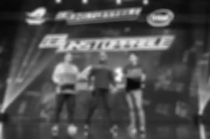 Deddy Corbuzier kenakan jaket ROG x Under Armour pada acara ASUS ROG 'Be Unstoppable' di Pullman Central Park, Jakarta (11/7).