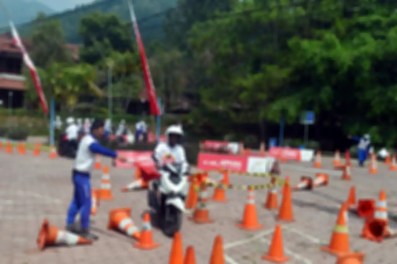 Pelatihan road safety campaign secara komprehensif dalam bentuk teori dan praktek berkendara langsung