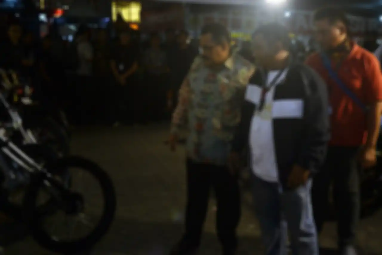 Drajat Irawan selaku Kadisperindag Jatim saat meninjau kontes modifikasi dan mendengar paparan perkembangan industri kreatif otomotif dari INCREASE dan juri.