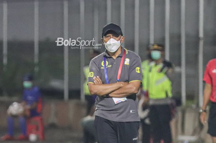 Pelatih Barito Putera, Rahmad Darmawan, sedang memantau para pemainnya dalam laga pekan ke-21 Liga 1 2021 di Stadion Kompyang Sujana, Bali, 28 Januari 2022.