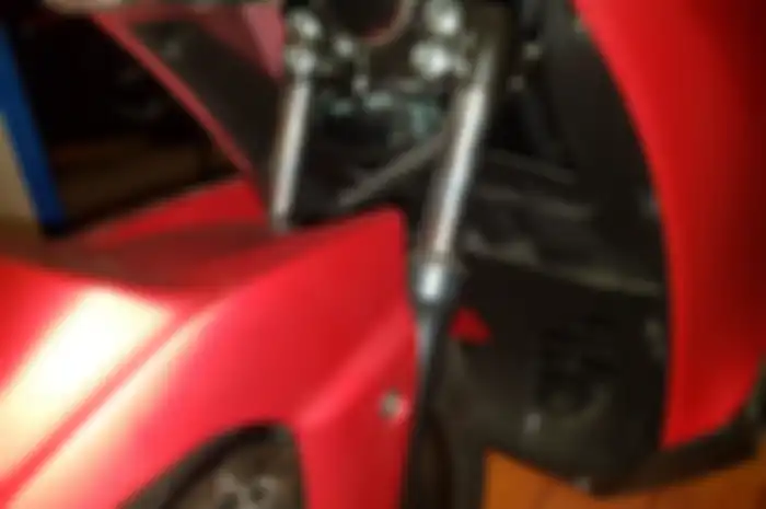 Mengetahui shockbreker Yamaha Lexi dengan cara meraba