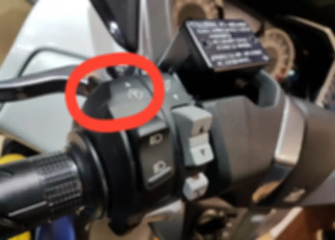 Pengoperasian HSTC di Honda Forza 250 hanya dengan menekan tombol di handel kiri