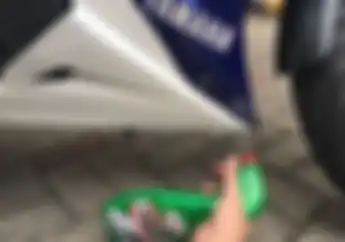 Cairan Ini Ampuh Hilangkan Noda Aspal di Bodi Motor, Sekali usap Cling!