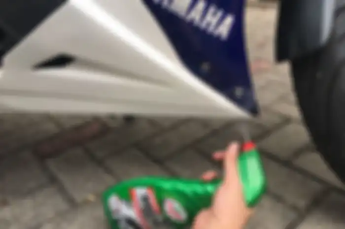 Aplikasikan tar remover pada bodi motor