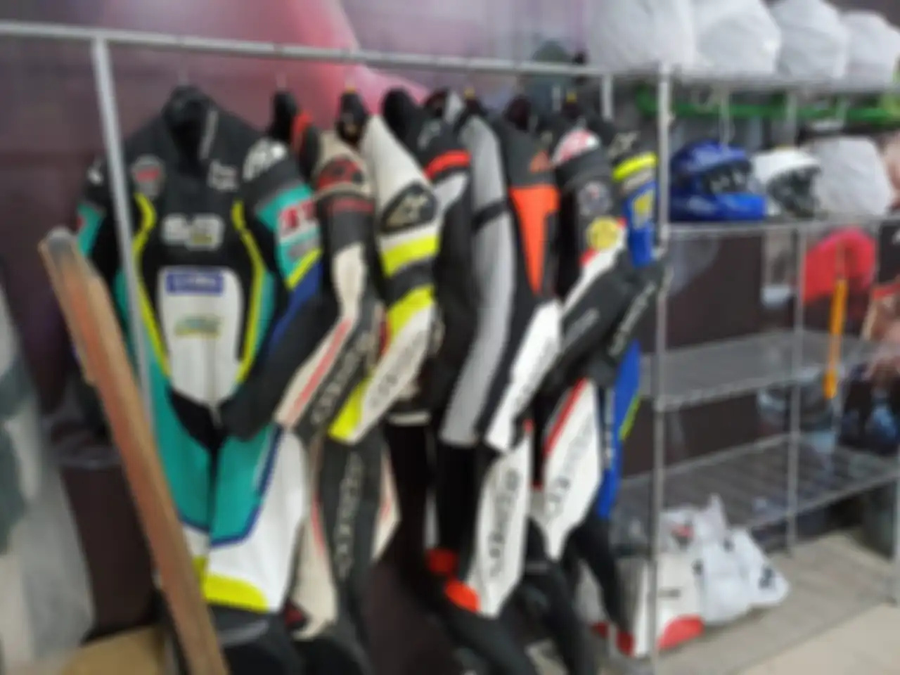 DeRide melayani perawatan racing suit dan riding gear lainnya 