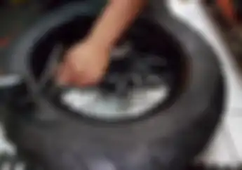 Banyak yang Bingung, Isi Nitrogen di Ban Motor Bagusnya Dikuras Dulu Atau Langsung?