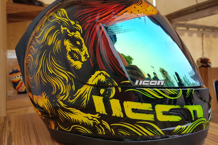 Merawar helm dengan visor iridium, susah enggak sih?