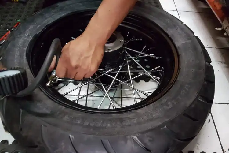 Banyak yang Bingung, Isi Nitrogen di Ban Motor Bagusnya Dikuras Dulu Atau Langsung?