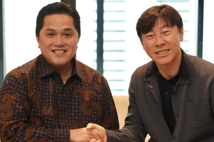 Ketua Umum PSSI Erick Thohir bertemu pelatih timnas Indonesia Shin Tae-yong.