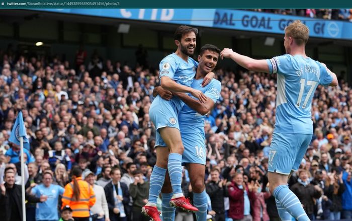 Bernardo Silva disambut Rodri dan Kevin De Bruyne usai mencetak gol ke gawang Burnley.