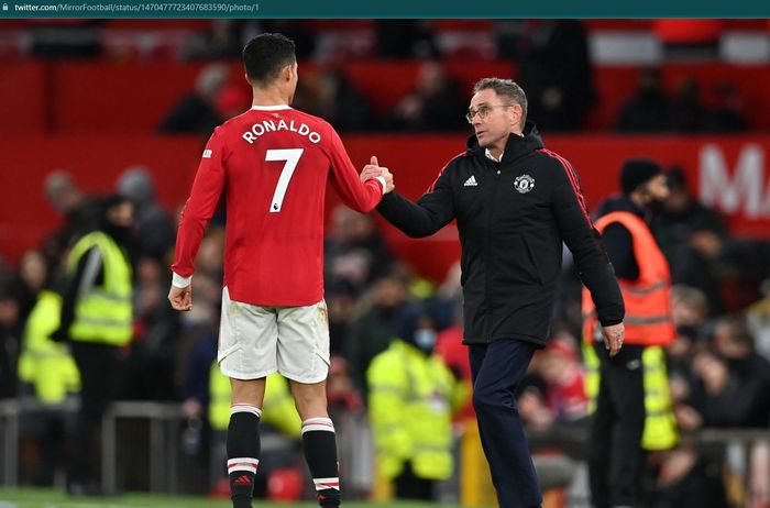 Cristiano Ronaldo dan Ralf Rangnick usai laga Manchester United.