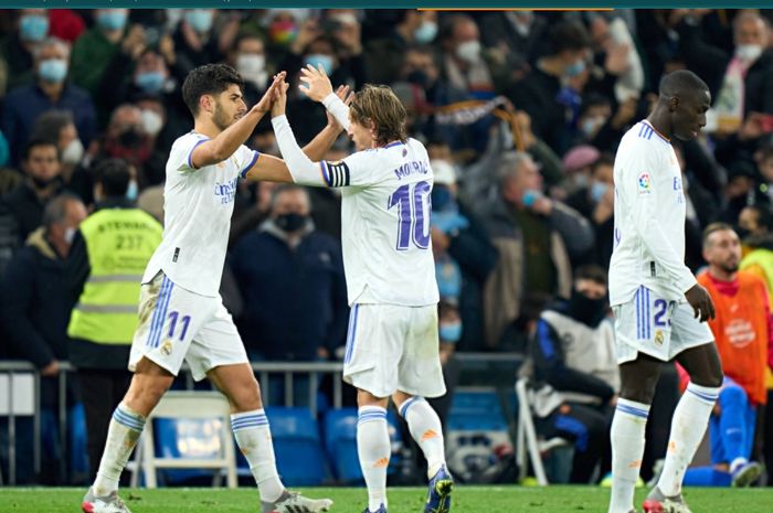 Real Madrid sukses membekuk Atletico Madrid 2-0 pada derbi Madrid jilid pertama di Estadio Santiago Bernabeu.