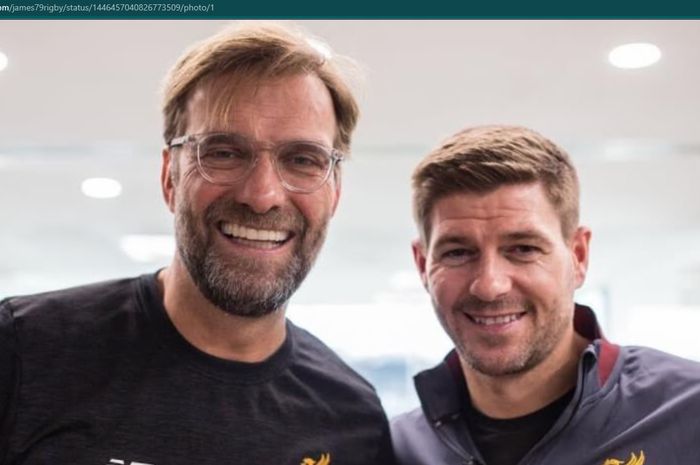 Juergen Klopp dan Steven Gerrard berfoto bersama.