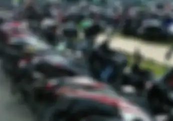 Puluhan Motor Yang Parkir di GBK  Diambrukin, Jadi Kaya Ayam Penyet!