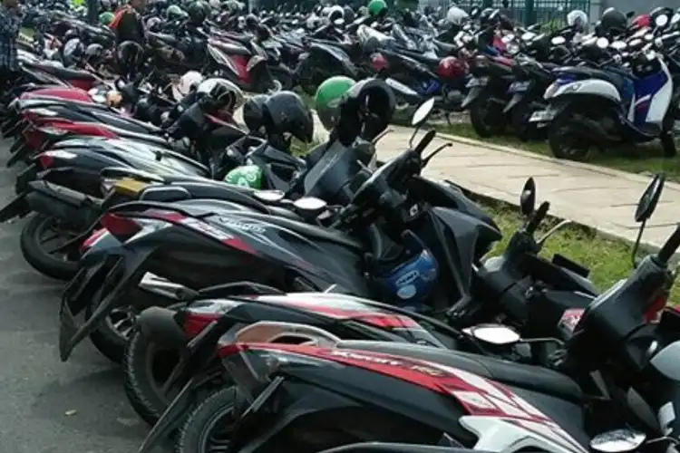 Puluhan Motor Yang Parkir di GBK  Diambrukin, Jadi Kaya Ayam Penyet!