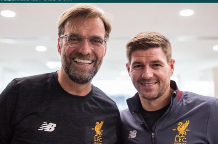 Juergen Klopp dan Steven Gerrard berfoto bersama saat masih bekerja sama di Liverpool.