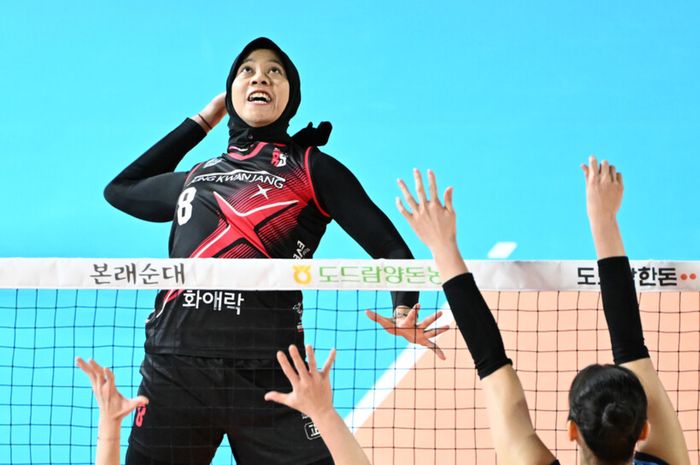 Megawati Hangestri melancarkan spike saat pertandingan Daejeon JungKwanJang Red Sparks melawan Hwaseong IBK Altos pada putaran tiga Liga Voli Korea 2024-2025, di Chungmu Gymnasium, Daejeon, Korea Selatan, Selasa (31/12/2024).