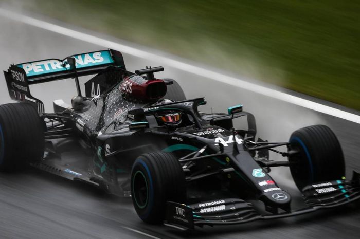 Pembalap Mercedes, Lewis Hamilton, saat tampil pada sesi kualifikasi GP Styria 2020 di Red Bull Ring, Spielberg, Austria, Sabtu (11/7/2020).