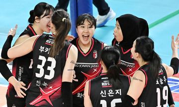 Kapten sekaligus setter Daejeon JungKwanJang Red Sparks, Yeum Hye-seon, berselebrasi sambil merangkul tim setelah mencetak poin pada final Liga Voli Korea 2024-2025 leg keempat di Chungmu Gymnasium, Daejeon, Korea Selatan, pada Minggu (6/4/2025).