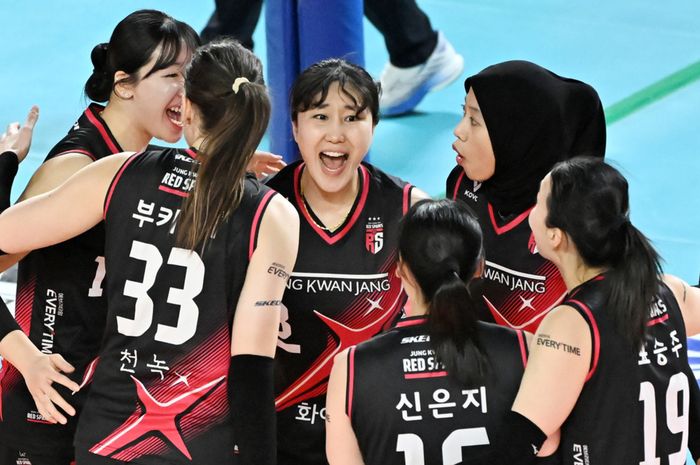 Kapten sekaligus setter Daejeon JungKwanJang Red Sparks, Yeum Hye-seon, berselebrasi sambil merangkul tim setelah mencetak poin pada final Liga Voli Korea 2024-2025 leg keempat di Chungmu Gymnasium, Daejeon, Korea Selatan, pada Minggu (6/4/2025).