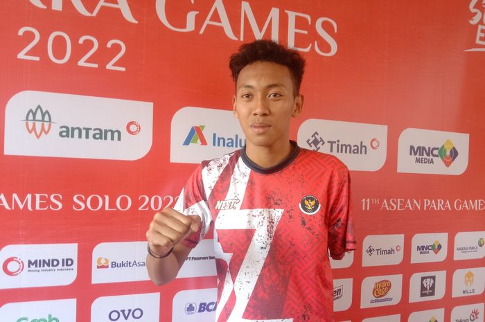 Atlet para atletik Indonesia, Firza Faturahman Listianto, sukses menyabet medali emas di nomor 100 meter putra T46 pada ASEAN Para Games 2022