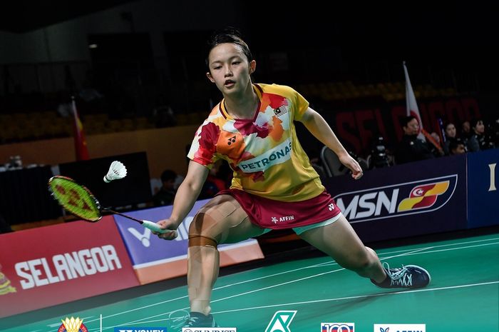 Pebulu tangkis tunggal putri Malaysia, Wong Ling Ching saat menghadapi tunggal putri Indonesia, Ester Nurumi Tri Wardoyo pada babak perempat final Kejuaraan Beregu Asia 2024, Jumat, 16 Februari 2024