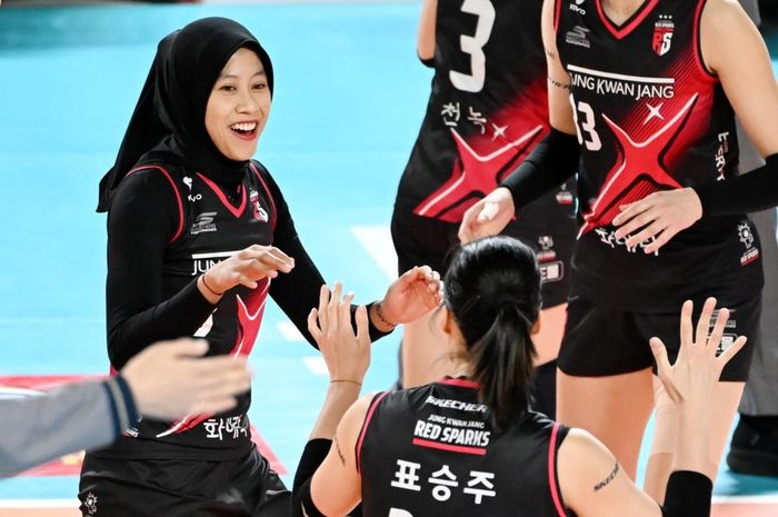 Megawati Hangestri berselebrasi dengan tim Daejeon JungKwanJang Red Sparks dslam laga kemenangan atas Hwaseong IBK Altos pada pertandingan pamungkas putaran tiga Liga Voli Korea 2024-2025, di Chungmu Gymnasium, Daejeon, Korea Selatan, Selasa (31/12/2024).