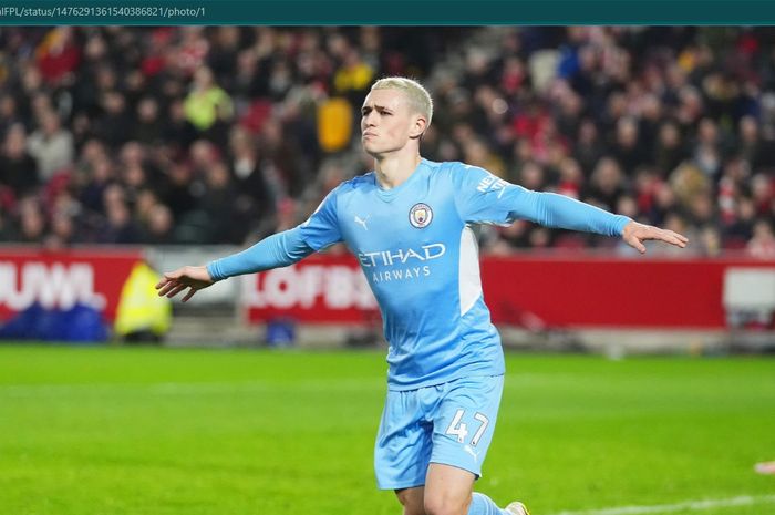 Penyerang Manchester City, Phil Foden, merayakan gol dalam laga Liga Inggris kontra Brentford di Brentford Community Stadium, Rabu (29/12/2021).